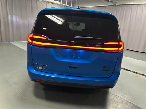 New 2027 Chrysler Pacifica Select FWD image 6