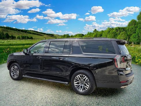 Used 2025 Chevrolet Suburban Z71 w/ Z71 Off-Road Package AWD/4WD image 4