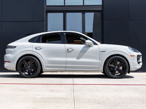 New 2025 Porsche Cayenne Turbo image 12