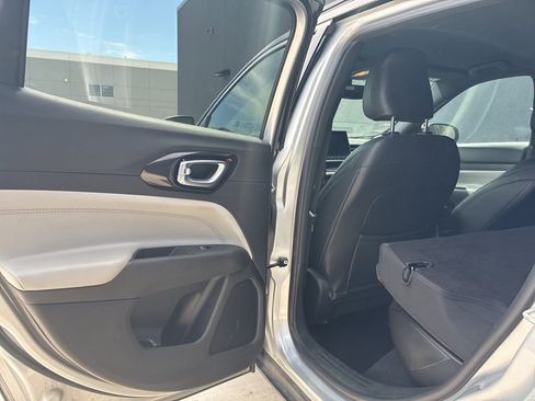 Used 2025 Jeep Compass Limited image 13