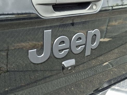 Used 2023 Jeep Gladiator Overland AWD/4WD image 9