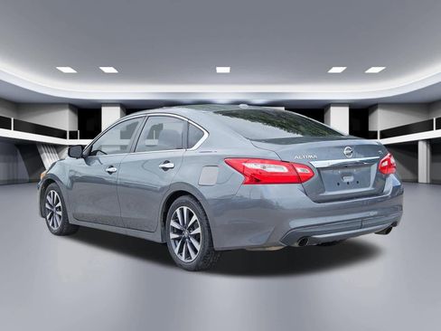 Used 2017 Nissan Altima 2.5 SL w/ Moonroof Package FWD image 3