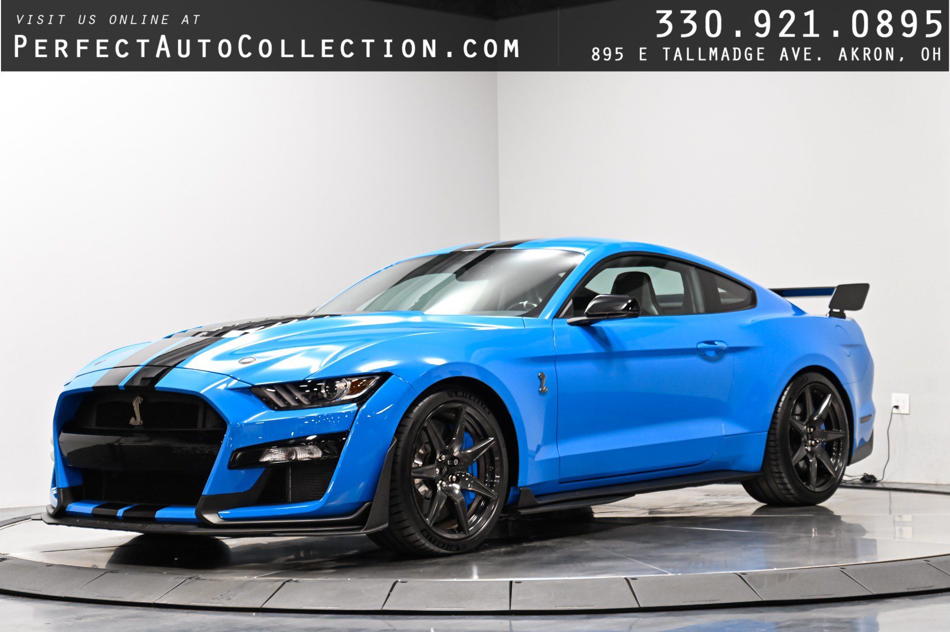 Used 2022 Ford Mustang Shelby GT500 w/ Carbon Fiber Track Pack RWD image 1