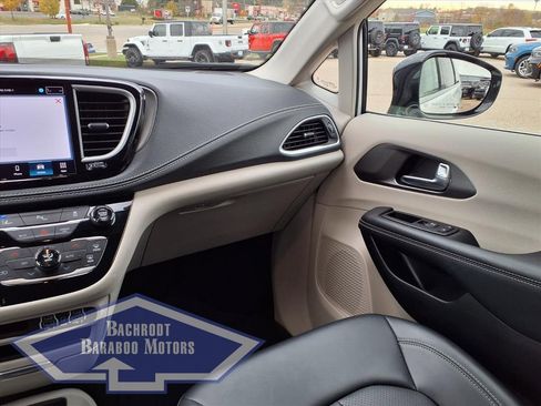 Used 2024 Chrysler Pacifica Select image 25
