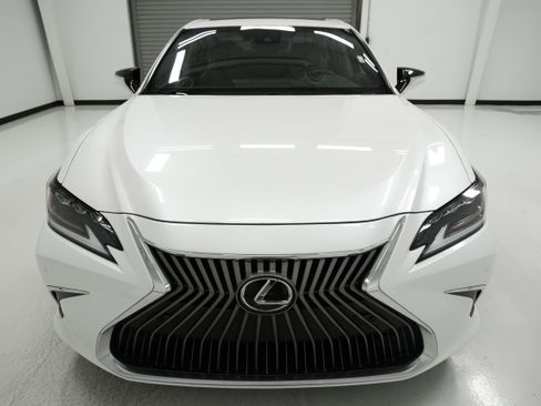 Used 2019 Lexus ES 350 w/ Luxury Package image 2
