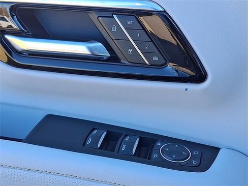 Used 2025 Chevrolet Suburban Premier image 23