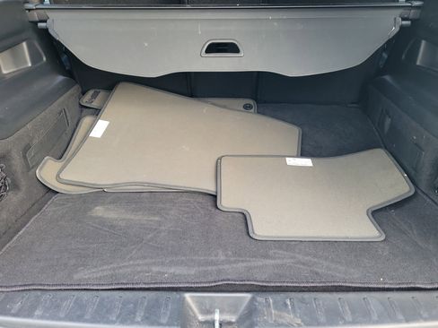 Used 2020 Mercedes-Benz GLB 250 w/ Premium Package image 9