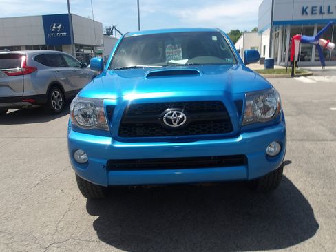 Used 2011 Toyota Tacoma 4x4 Access Cab V6 w/ TRD Sport Pkg image 2