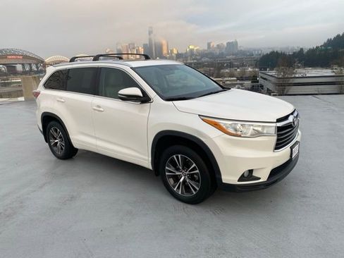 Used 2016 Toyota Highlander XLE image 30