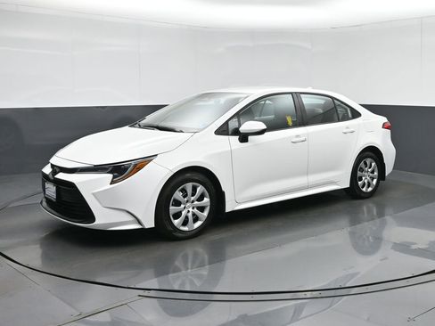Used 2023 Toyota Corolla LE w/ Carpet Mat Package (TMS) FWD image 3