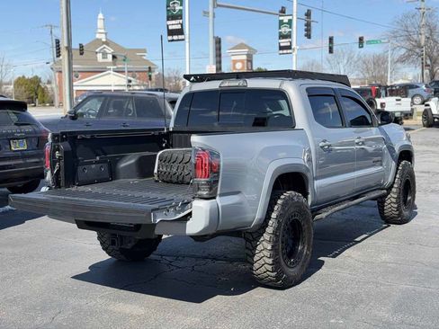 Used 2018 Toyota Tacoma TRD Sport image 12