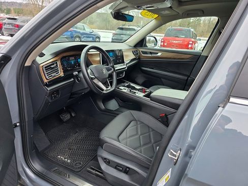 Used 2025 Volkswagen Atlas SE image 15