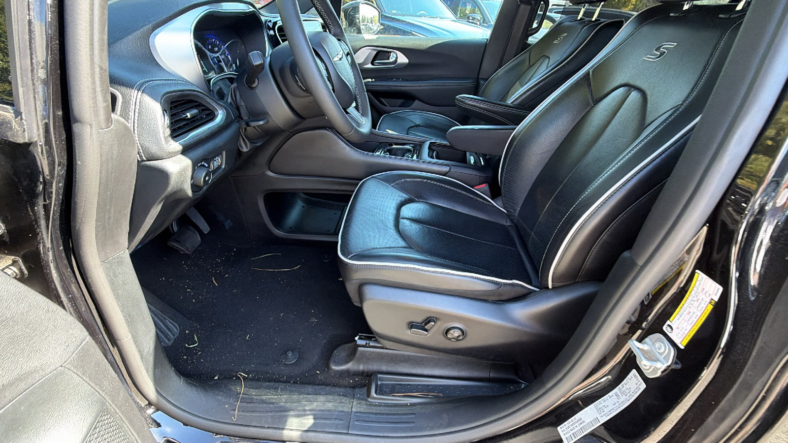 Used 2025 Chrysler Pacifica Limited FWD image 16