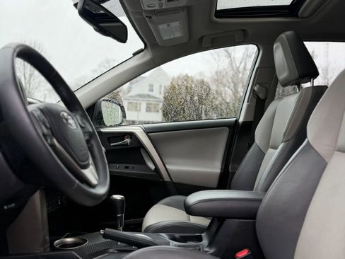 Used 2015 Toyota RAV4 Limited image 19