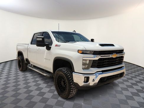 Used 2025 Chevrolet Silverado 2500 LT AWD/4WD image 6