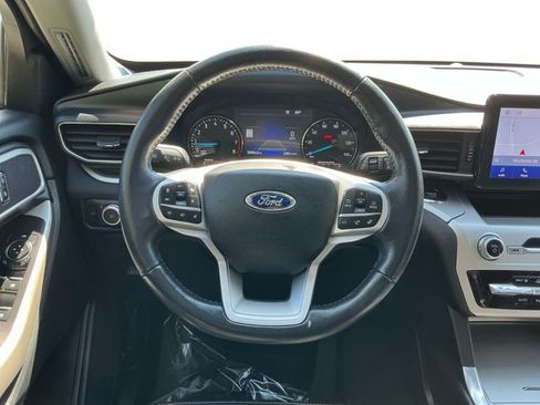 Used 2022 Ford Explorer XLT w/ Equipment Group 202A AWD/4WD image 13
