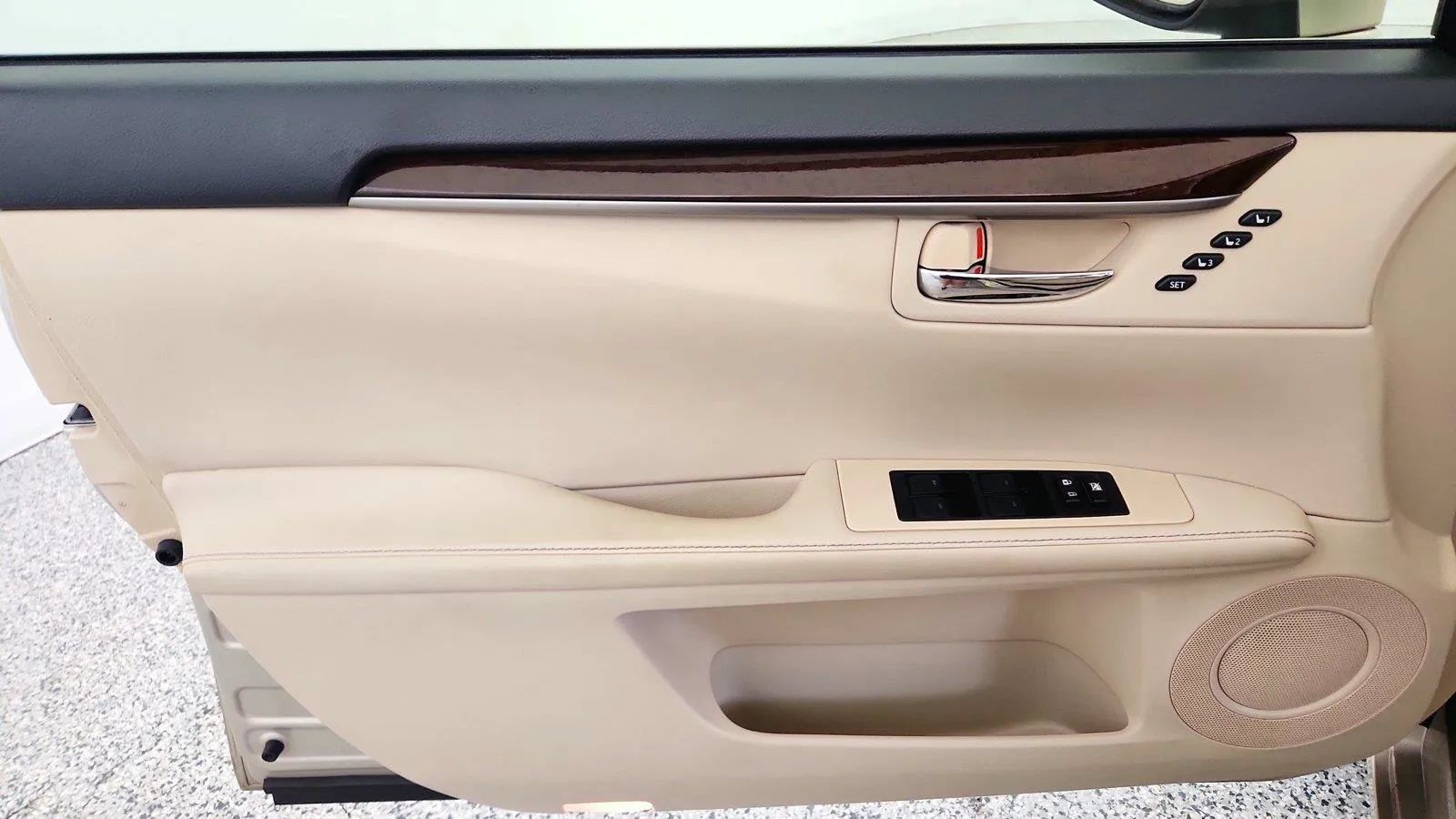 Used 2014 Lexus ES 350 w/ Luxury Package FWD image 25