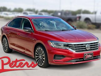 Used 2022 Volkswagen Passat 2.0T image 1