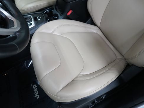 Used 2016 Jeep Cherokee Limited image 11