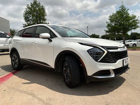 Used 2025 Kia Sportage LX image 4