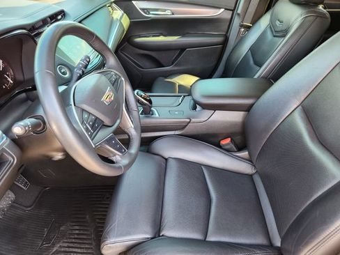 Used 2017 Cadillac XT5 Luxury w/ Driver Awareness Package FWD image 9