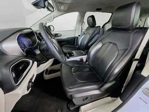Used 2023 Chrysler Pacifica Touring-L FWD image 29