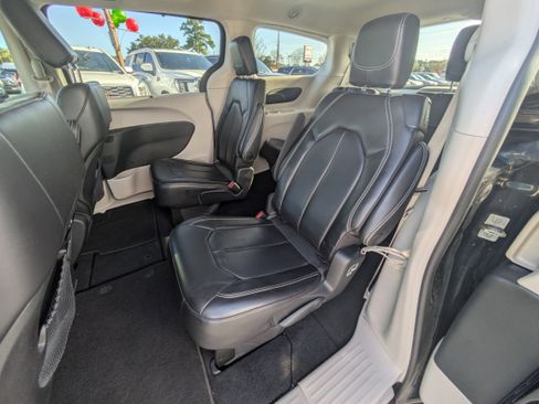 Used 2023 Chrysler Pacifica Touring-L image 8