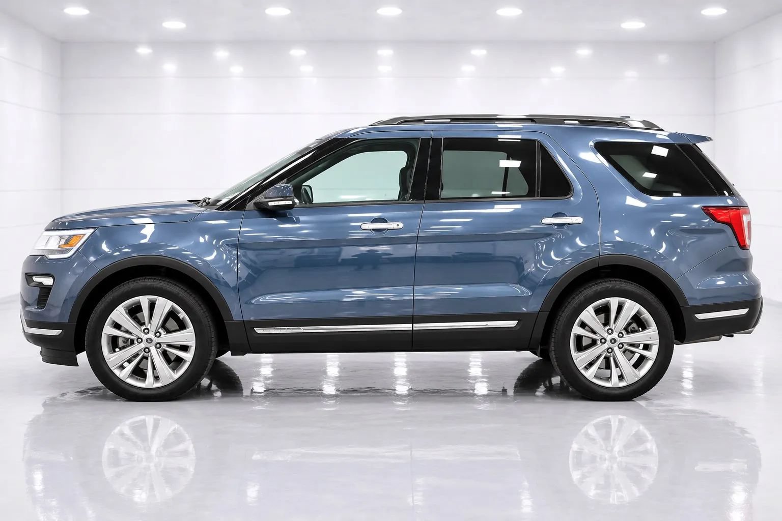 Used 2019 Ford Explorer Limited w/ Ford Safe & Smart Package FWD image 2