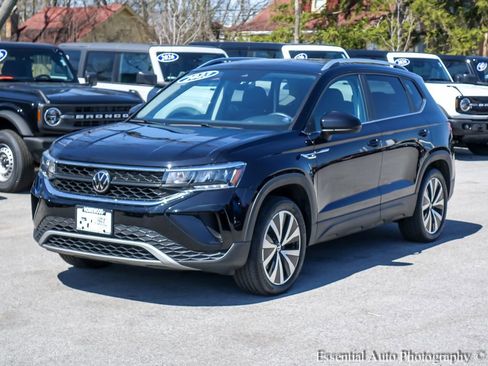 Used 2023 Volkswagen Taos SE image 3