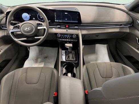 Used 2025 Hyundai Elantra SEL FWD image 14