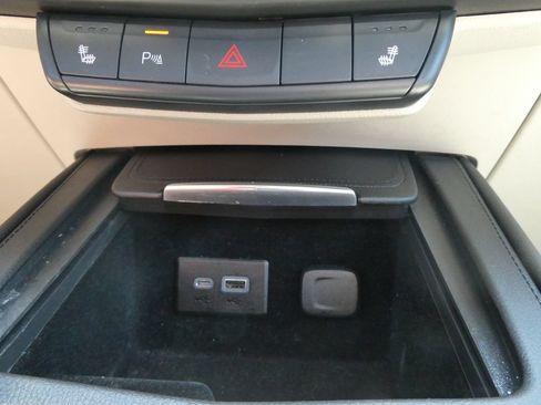 Used 2019 Cadillac XT4 Luxury w/ Cold Weather Package FWD image 29