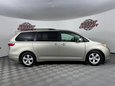 Used 2015 Toyota Sienna LE FWD image 8