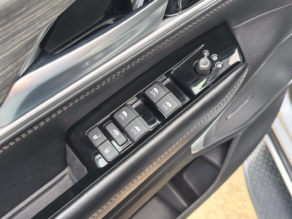 Used 2024 Jeep Wagoneer L Series II RWD image 16