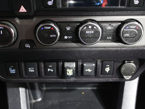 Used 2022 Toyota Tacoma TRD Sport image 18