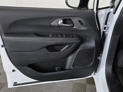 New 2026 Chrysler Pacifica Select image 13