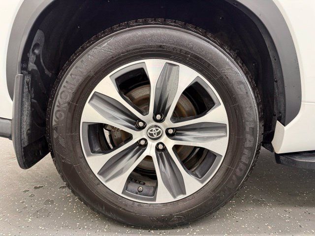 Used 2023 Toyota Highlander XLE AWD/4WD image 21