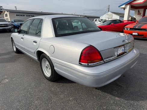 Used 2002 Ford Crown Victoria LX image 3