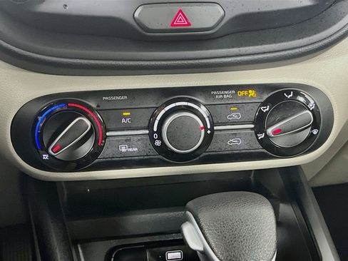 Used 2025 Kia Soul LX w/ LX Technology Package FWD image 23