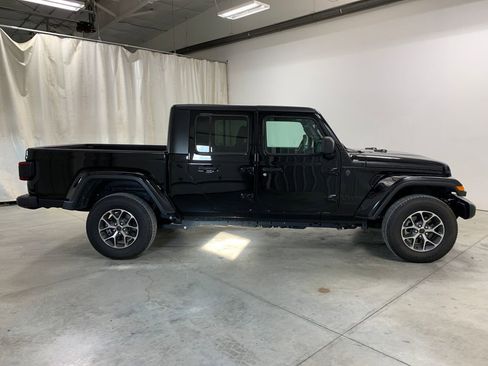 Used 2024 Jeep Gladiator Sport image 11