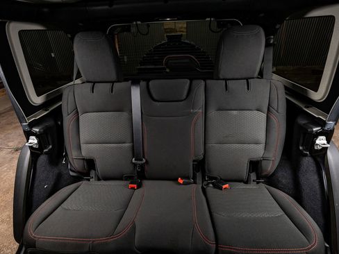 Used 2022 Jeep Wrangler Unlimited Rubicon AWD/4WD image 32