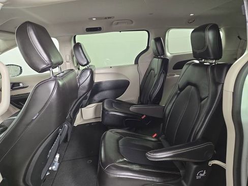 Used 2024 Chrysler Pacifica Touring-L FWD image 15