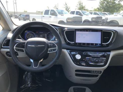 Certified 2024 Chrysler Pacifica Touring-L FWD image 13