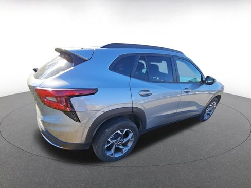 Used 2025 Chevrolet Trax LT image 6