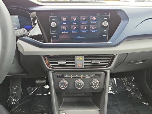Used 2022 Volkswagen Taos SE FWD image 19