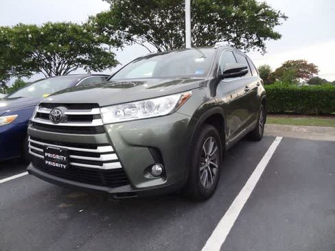 Used 2019 Toyota Highlander XLE AWD/4WD image 1