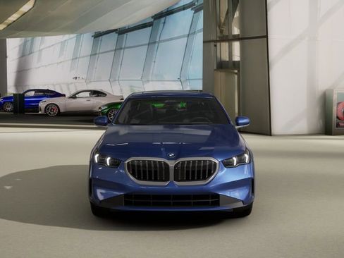 Used 2025 BMW 530i xDrive 530i xDrive w/ Premium Package image 3