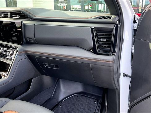 Used 2025 GMC Sierra 2500 AT4 w/ AT4 Premium Plus Package image 25