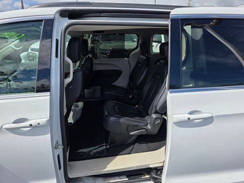 Used 2022 Chrysler Pacifica Touring-L image 10