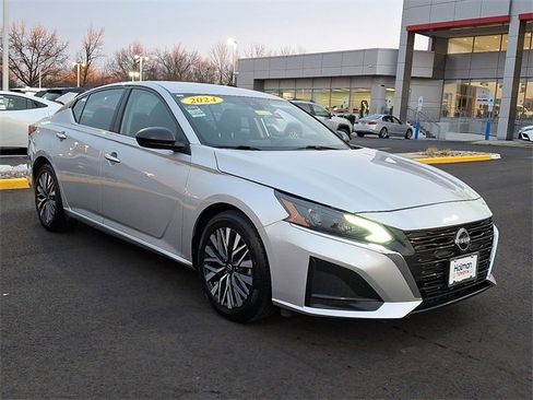 Used 2024 Nissan Altima 2.5 SV image 2