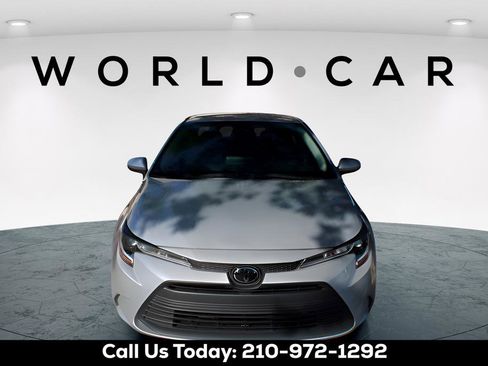 Used 2025 Toyota Corolla LE image 2